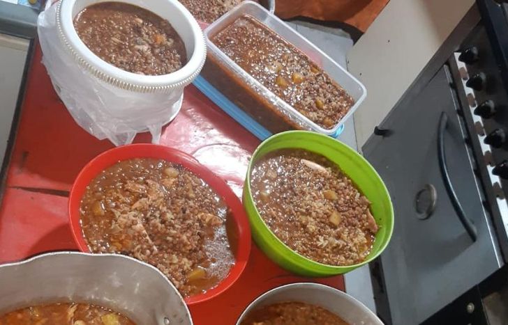 Los vecinos se acercan los martes y jueves para llevar la cena a sus mesas.
