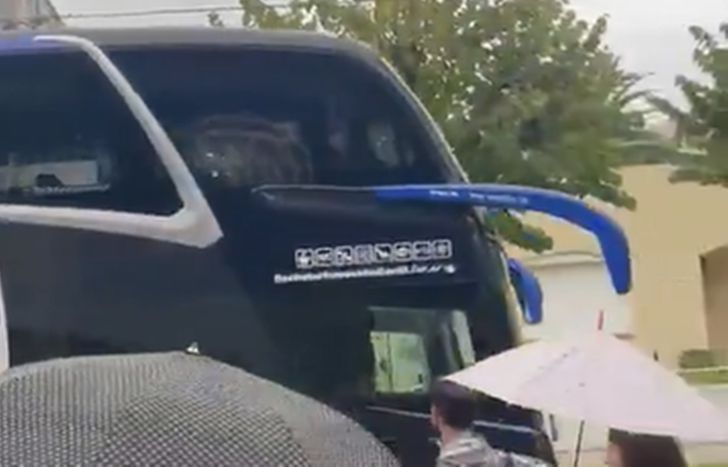 El micro pasó frente a un colegio, en contramano.