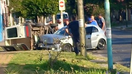 La camioneta y el auto chocaron en De Los Eucaliptus y El Zorzal.