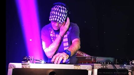 desde un balcon, un dj lomense hace vibrar al barrio cada sabado desde un balcon, un dj lomense hace vibrar al barrio cada sabado