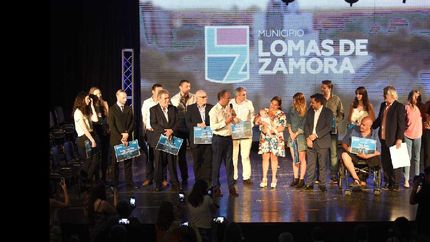 martín insaurralde , junto a su esposa, la modelo jesica cirio, y diego molea premiaron a los vecinos.