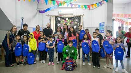 Los chicos del CPII ubicado en Llavallol agradecidos tras las mochilas que recibieron. Los chicos del CPII ubicado en Llavallol agradecidos tras las mochilas que recibieron.