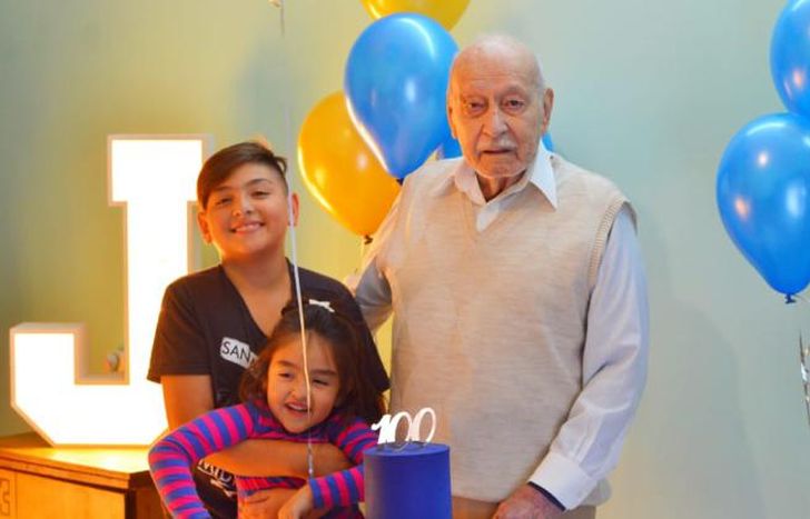 Con sus dos nietos.