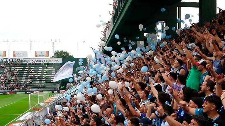 Hinchas de Racing en la Tribuna Valentín Suárez.