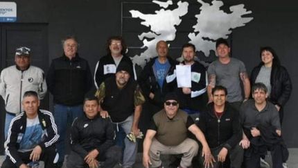 Todo el equipo preparado para inaugurar un nuevo mural. Todo el equipo preparado para inaugurar un nuevo mural.