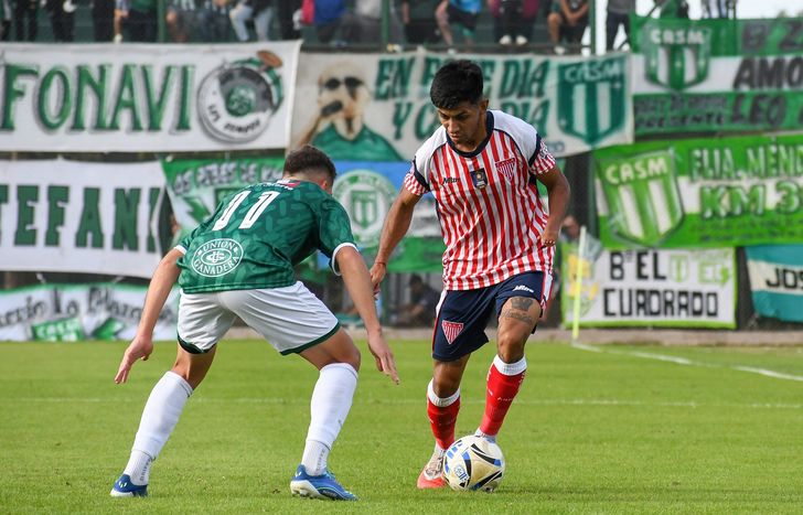 Peter Grance frente a Daniel Juárez.