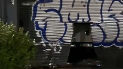 La camioneta se incrustó en el local.