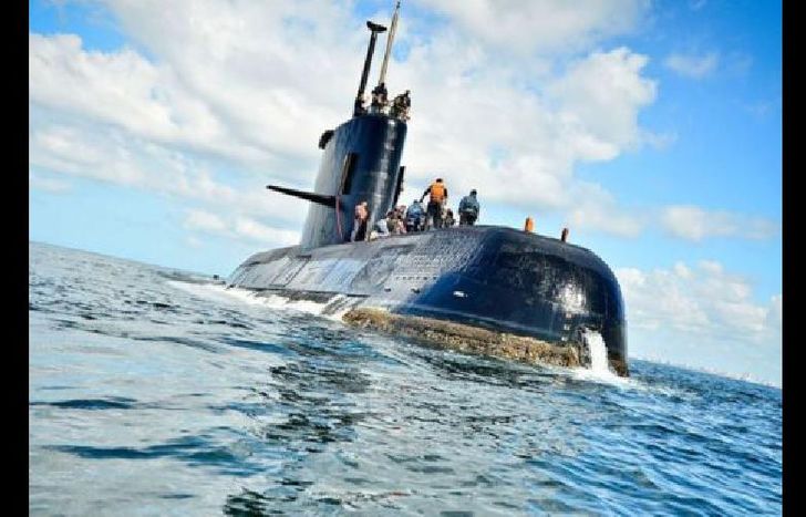 en homenaje a tres de los tripulantes.