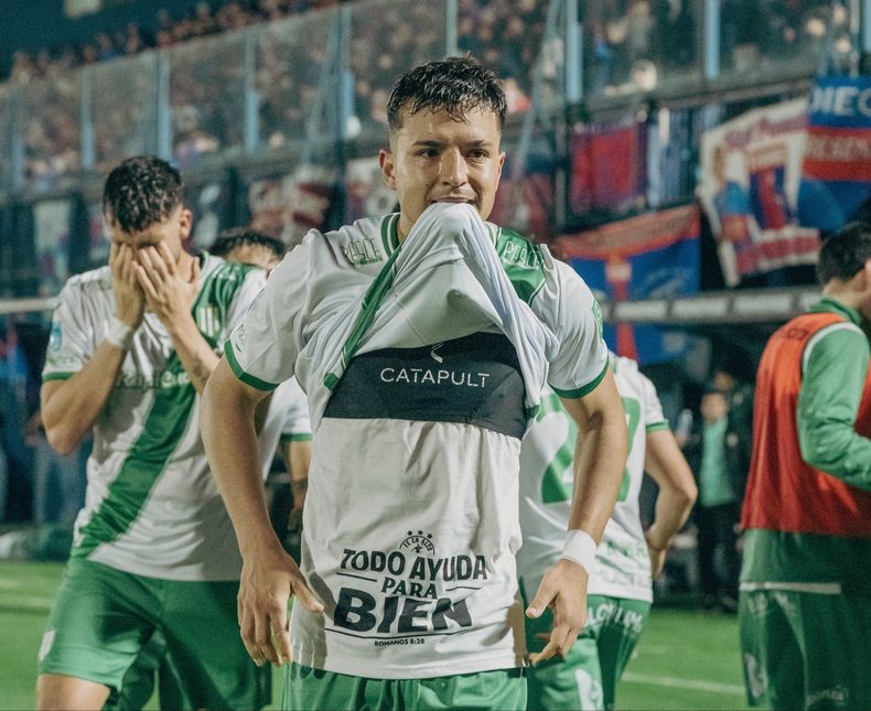 Golazo de Tom&aacute;s Adoryan para el 2-1 de Banfield.