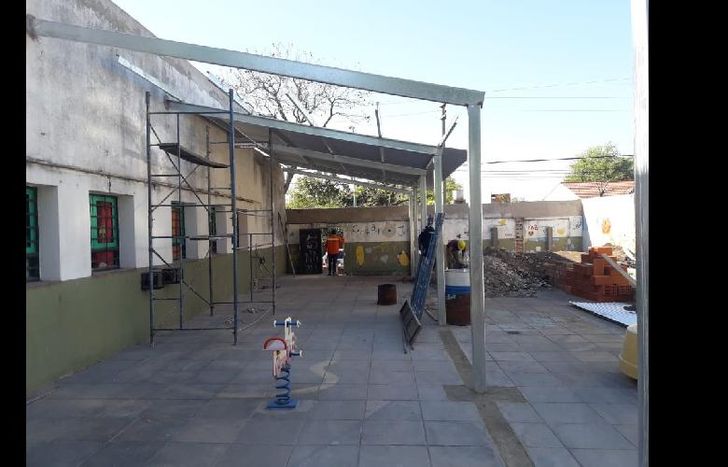 las cuadrilLAs están techando el patio del JARDÍN nº910.