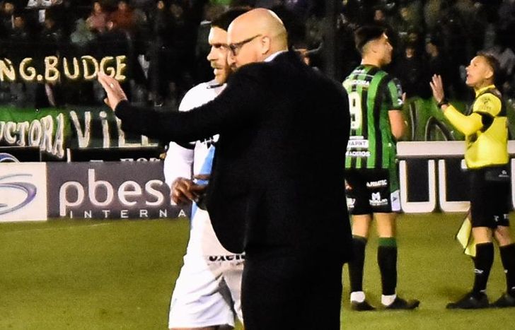 Orfila estuvo todo el partido dando indicaciones.