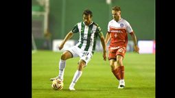 Cvitanich recibió la quinta amarilla en el duelo ante Argentinos.