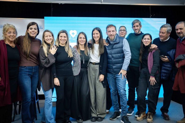 El jefe comunal estuvo acompañado por la subsecretaria de Salud Mental de la Provincia de Buenos Aires, Julieta Calmels.