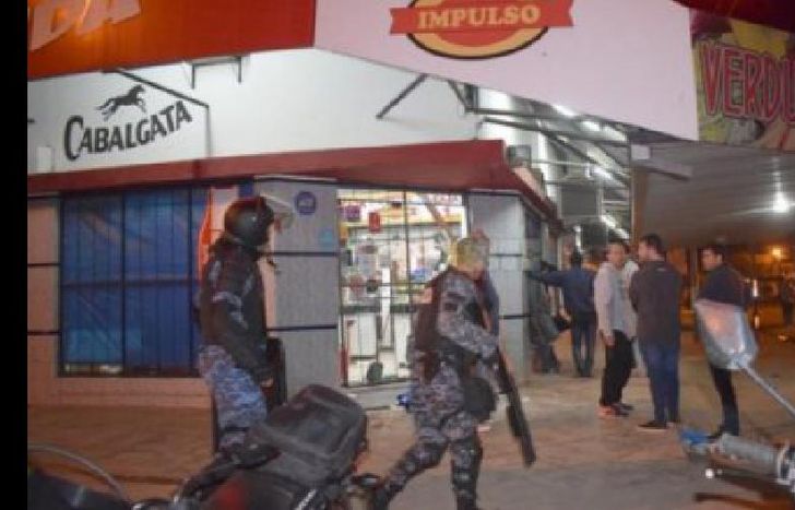 El lugar donde ocurrió todo, custodiado por la Policía.