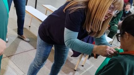 Hacen un acto para hacer entrega de un pin que compromete a cada alumno a ser protector del ambiente.