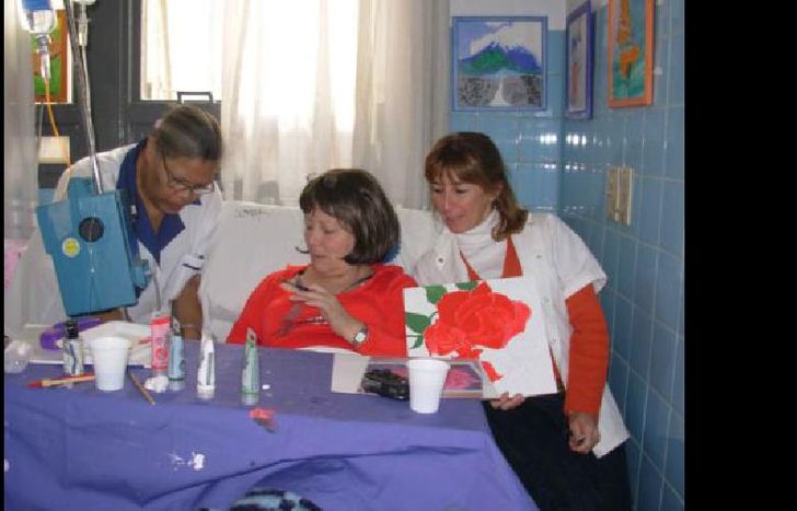 Los pacientes pintan durante la sesión de quimioterapia.