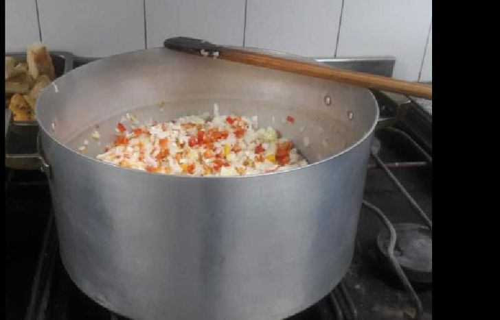 cada lunes y jueves a las 19 brindan la merienda y la cena.