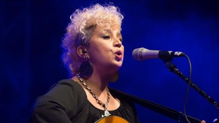 Notable cantora.