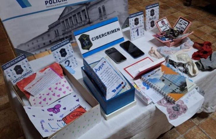 Los elementos incautados durante el allanamiento de la casa del acusado.