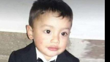 el nene iba en moto con sus padres cuando fue gravemente herido.