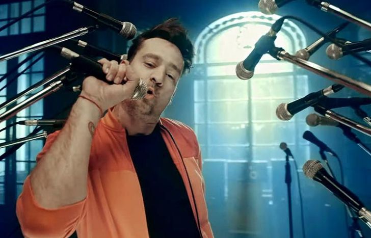 El músico sigue internado.