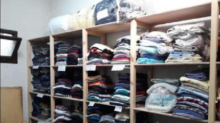 Las personas se bañan y reciben ropa limpia.