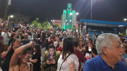 Cientos de personas participaron del cacerolazo del miércoles.