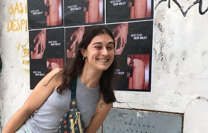 Florencia con los afiches.