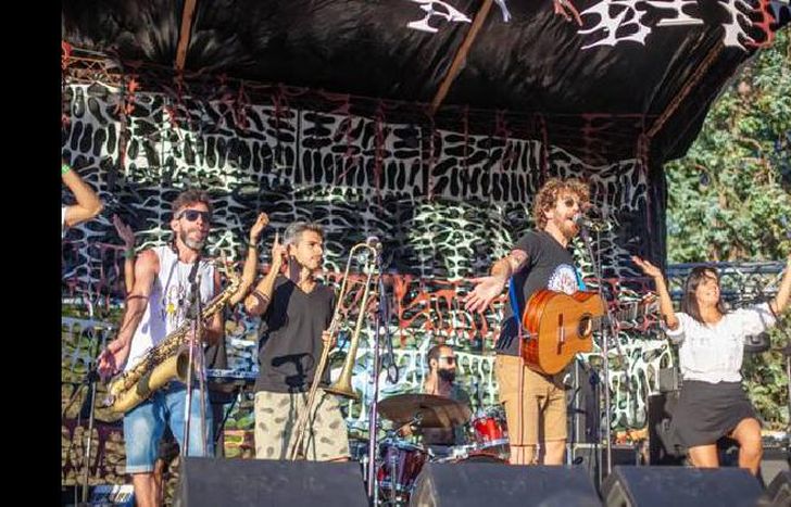 TRABAJAN EN UN DISCO DOBLE.