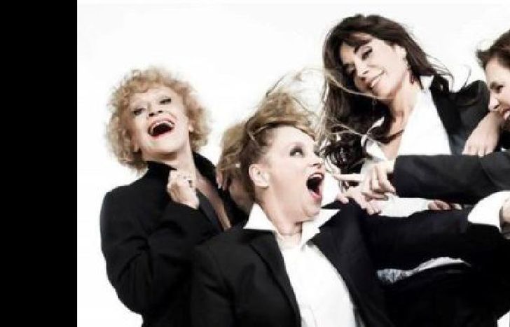 Cuatro mujeres en escena.