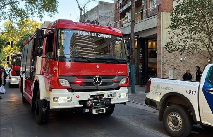 Los Bomberos de Lomas y la Policía, en el lugar del incendio.