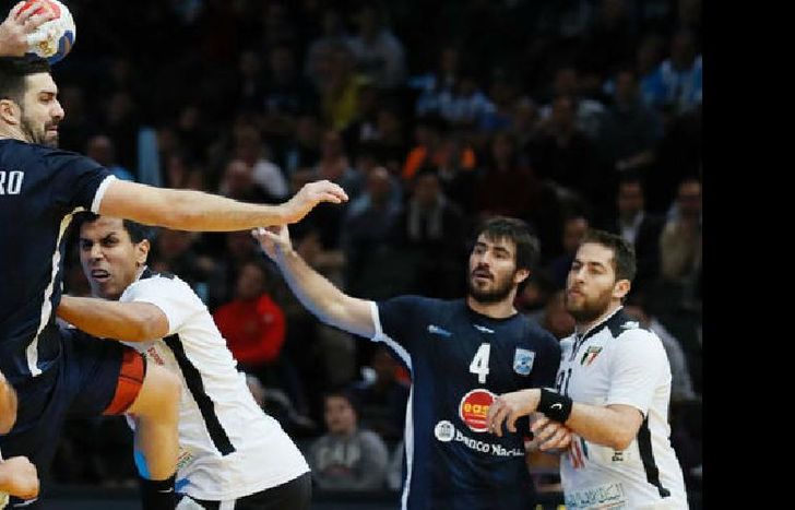 Argentina pagó caro sus distracciones y ahora jugará por el puesto 17 al 21.