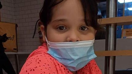 Tiene 10 años y necesita operarse lo antes posible.