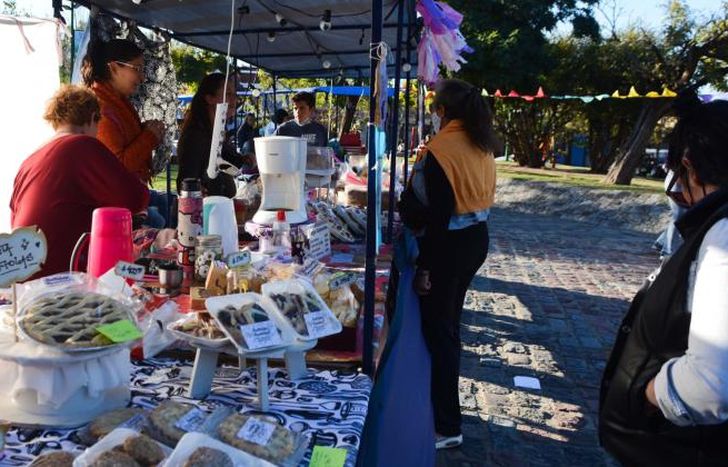 En la feria hay stands de diferentes rubros.