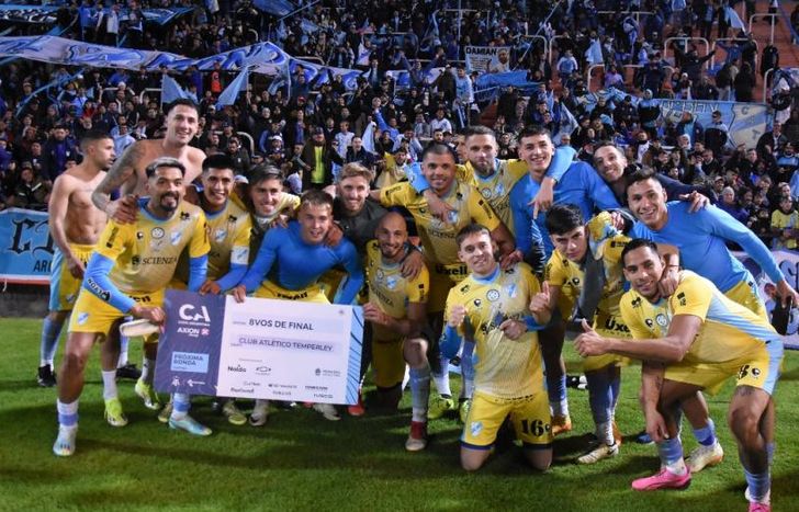 Temperley, con el choque y con los miles de hinchas, tras eliminar a River