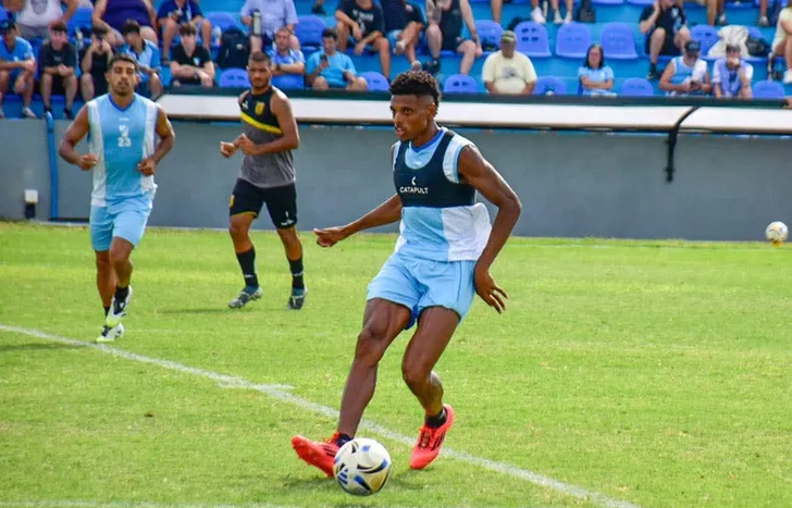 Oswaldo Pacheco, uno de los pilares en la defensa de Temperley.