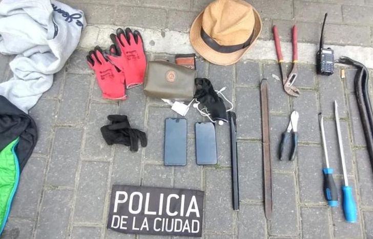 Elementos incautados a los delincuentes.