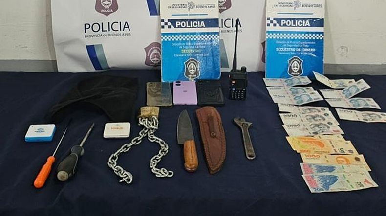 Elementos incautados a los delincuentes. Ten&iacute;an amplios antecedentes penales en Lomas de Zamora.