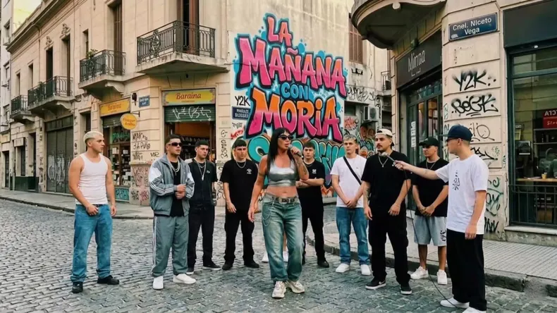 Moria Casan y los raperos. 