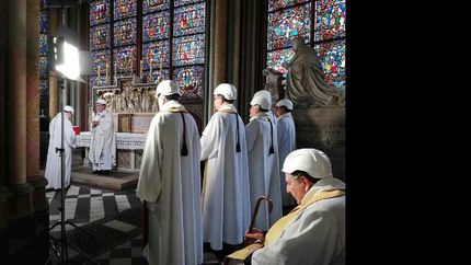 a dos meses del incendio, notre dame tuvo su primera misa