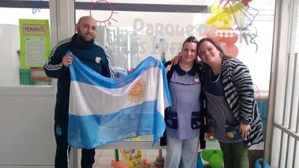 El Club Para Siempre sigue entregando banderas a instituciones educativas de Lomas.