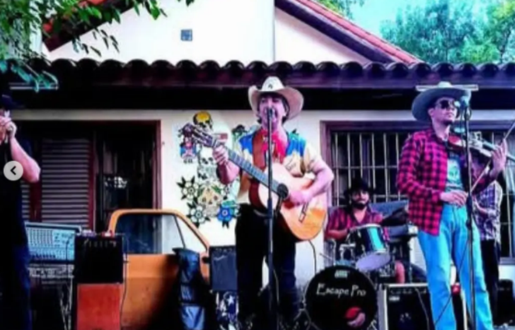 La propuesta combina música, vehículos, gastronomía, emprendimientos y coleccionismo.