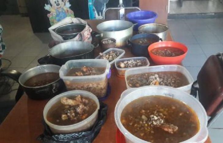 Los vecinos llevan los taper para respetar las normas de higiene.