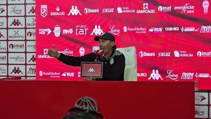 El entrenador de Banfield enojado en la conferencia de prensa.