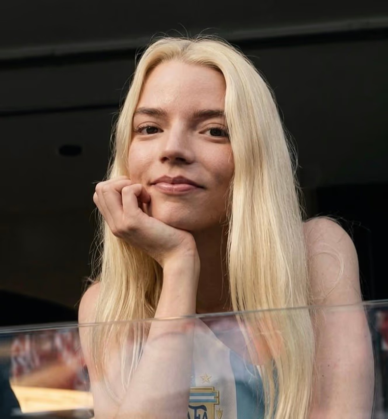 Anya Taylor Joy, de celeste y blanco. 
