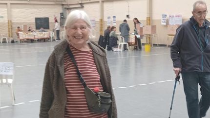 María del Carmen tiene 81 años, es de Lomas de Zamora y fue a votar con entusiasmo.