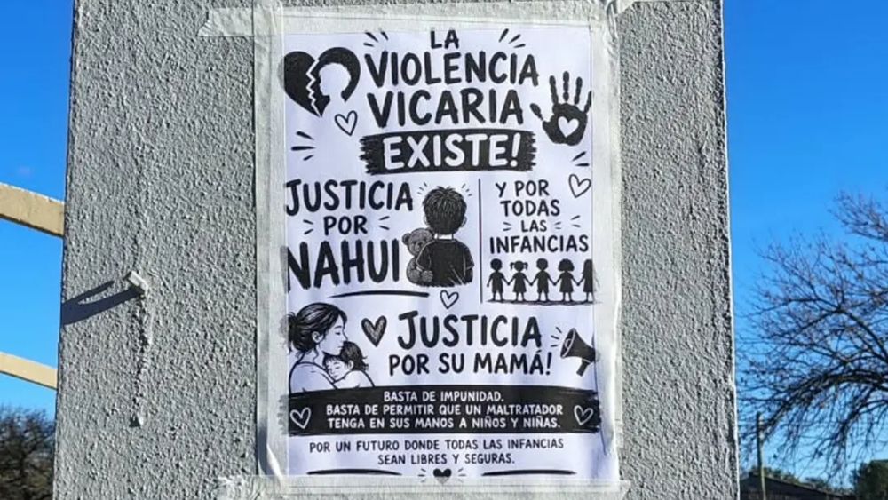 Carteles en la marcha por Nahuel Godoy.