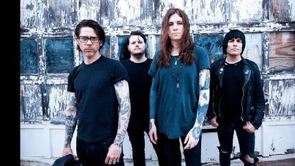 La banda está liderada por la artista transgénero Laura Jane Grace.