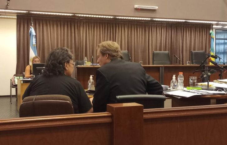 La madre de Anahí Benítez y su abogado, Guillermo Bernard Krizan.