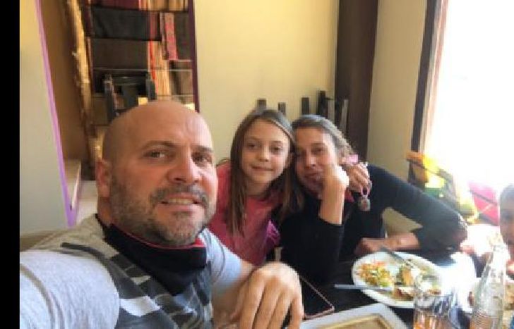 Pablo junto a su familia en el complejo que tienen en Tilcara.